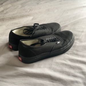 vans black tennis shoes